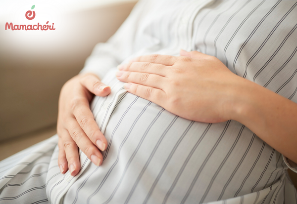 Mẹ xoa bụng nhẹ nhàng để&nbsp;tương&nbsp;tác và kết nối với thai nhi