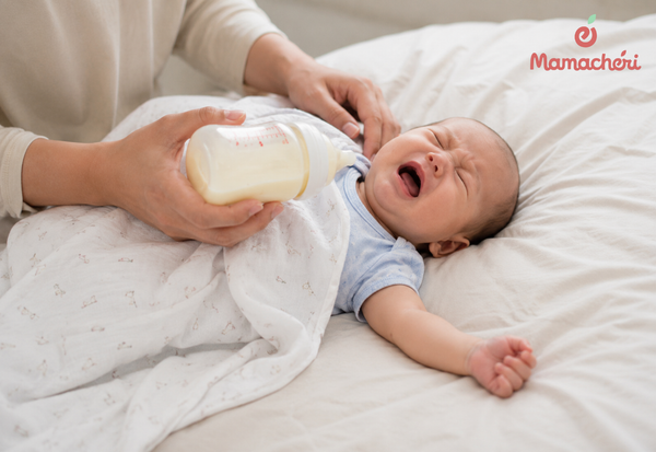 Mẹ nên lưu ý nếu bé quấy khóc và biếng bú kèm theo nôn trớ thường xuyên.