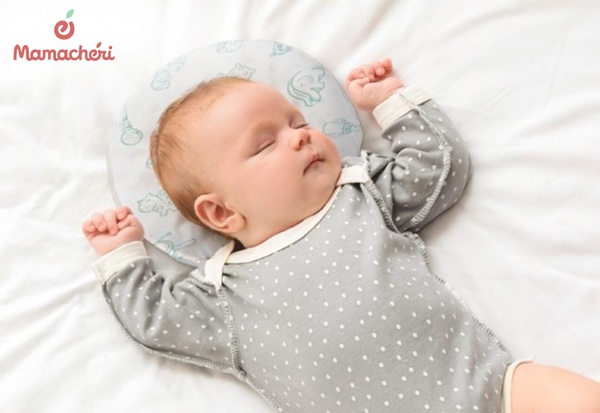 Trẻ sơ sinh không nằm gối có lo bị méo đầu không