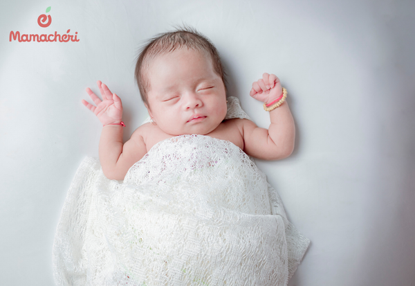Bố mẹ theo dõi giấc ngủ và chăm sóc trẻ sơ sinh ngủ nhiều đúng cách