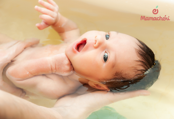Tắm cho bé sơ sinh lúc đang vui vẻ để bé thoải mái và tạo sự kết nối với con