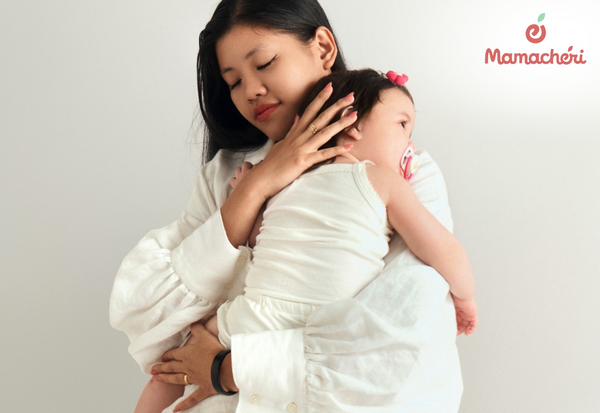 Mẹ ôm ấp và trấn an trẻ sơ sinh trong tuần khủng hoảng