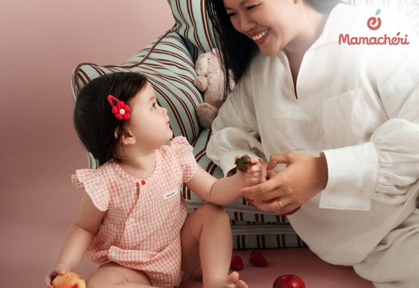 Trẻ sơ sinh khám phá đồ vật phù hợp với từng giai đoạn phát triển