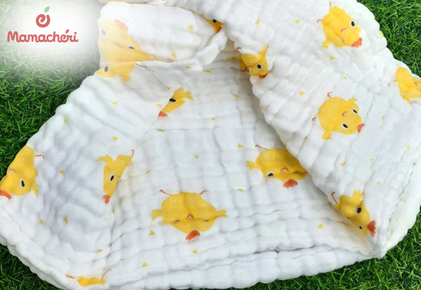 Bé mặc quần áo vải xô thoải mái nhờ chất liệu mềm mại và thoáng khí.