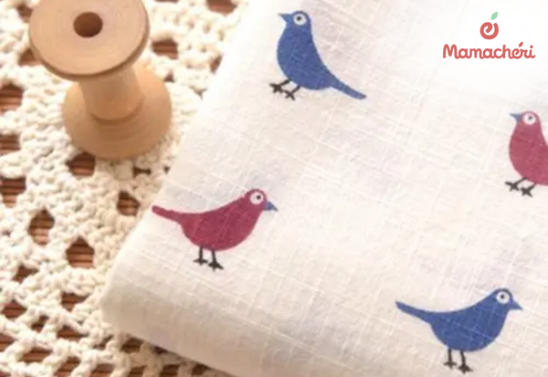 Bé mặc quần áo vải xô thoải mái nhờ chất liệu mềm mại và thoáng khí.