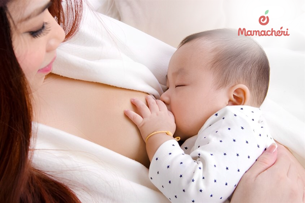 Sữa non của mẹ là nguồn dinh dưỡng tuyệt vời nhất hỗ trợ đào thải sắc tố mật.