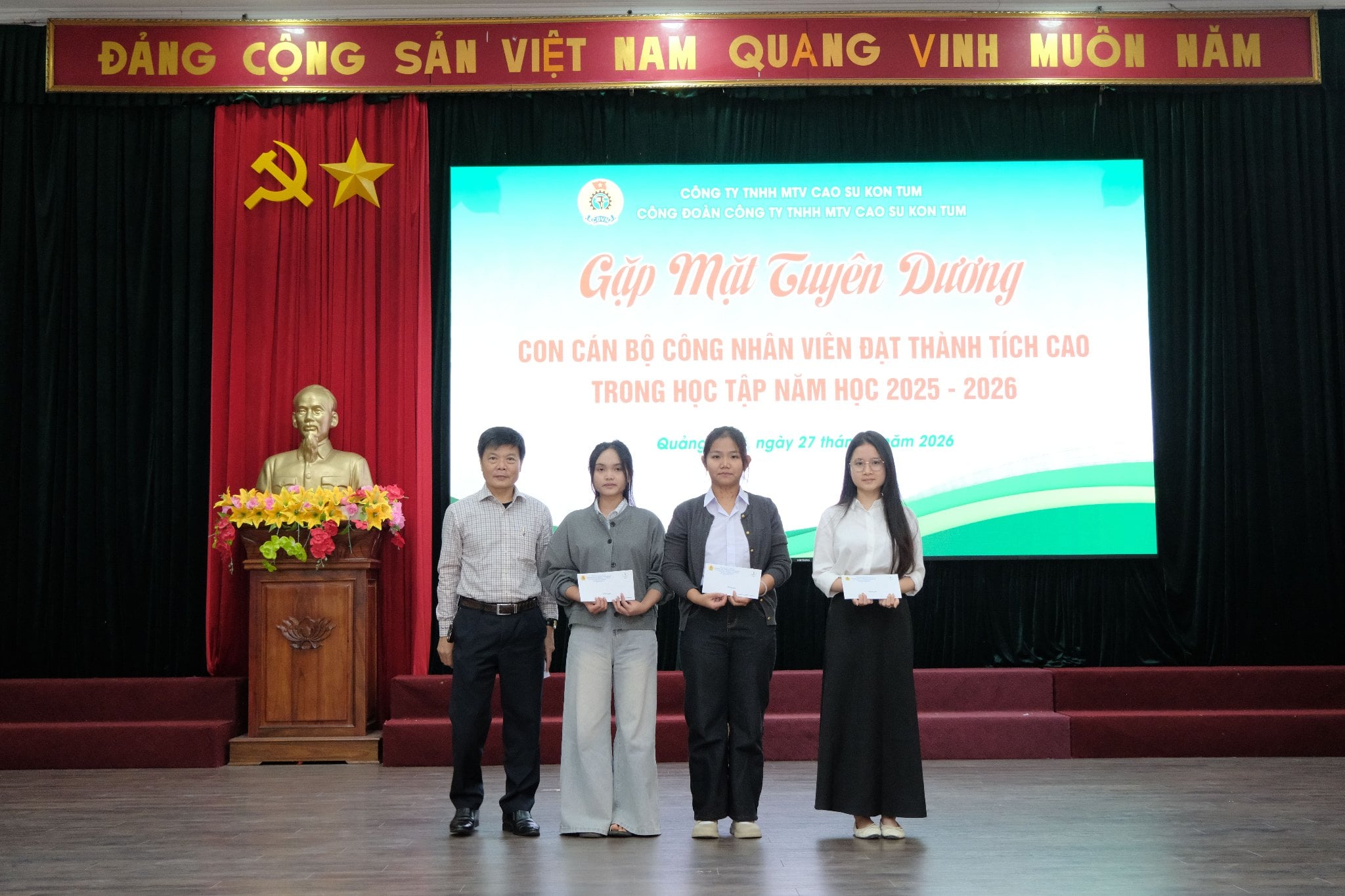 Công ty Cao su Kon Tum tuyên dương, khen thưởng 152 con CBCNV đạt thành tích xuất sắc trong học tập