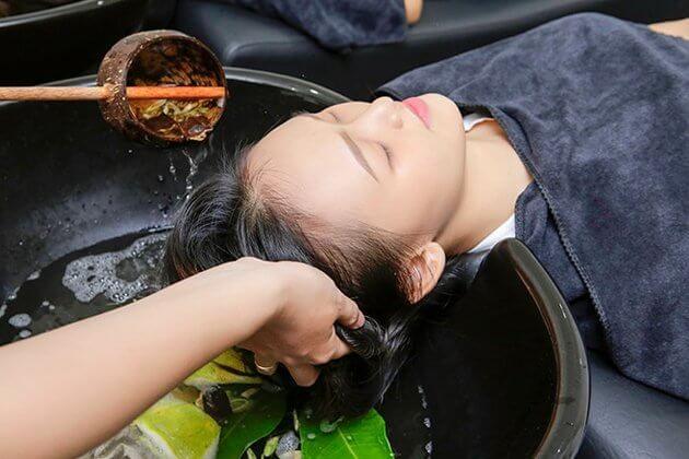 Da đầu có mùi dù mới gội: Nguyên nhân và cách xử lý