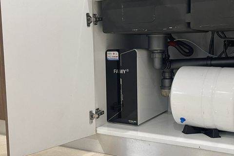 Máy lọc nước đặt gầm bếp với máy lọc nước tủ đứng, nên mua cái nào hơn ?