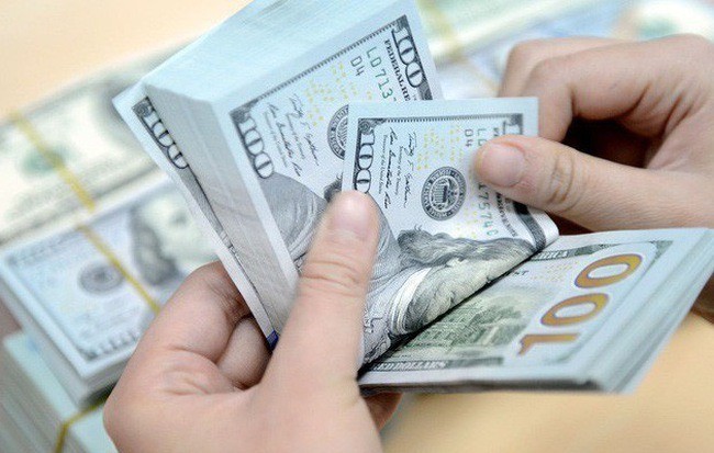Phiên giao dịch đầu tuần, USD ngân hàng tiếp tục bám sát trần