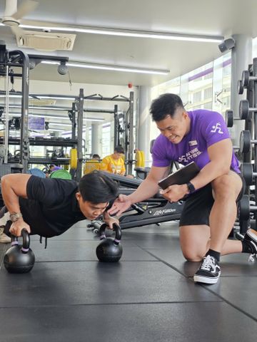 PERSONAL TRAINER