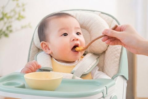 Bé ăn dặm uống sữa gì? Cách chọn sữa phù hợp cho bé từ 6 tháng tuổi