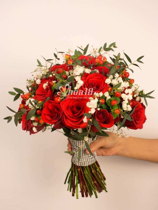 hoa cưới cầm tay cô dâu