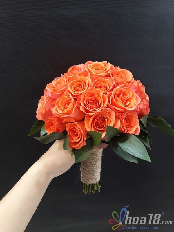 hoa cưới cầm tay cô dâu
