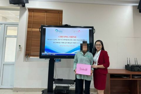 Tặng áo vú Pinkmate cho người bệnh đoạn nhũ đang điều trị tại Bệnh viện Bãi Cháy