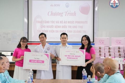 Trao tặng tóc giả và áo vú Pinkmate cho bệnh nhân ung thư vú Bệnh viện tỉnh Quảng Trị