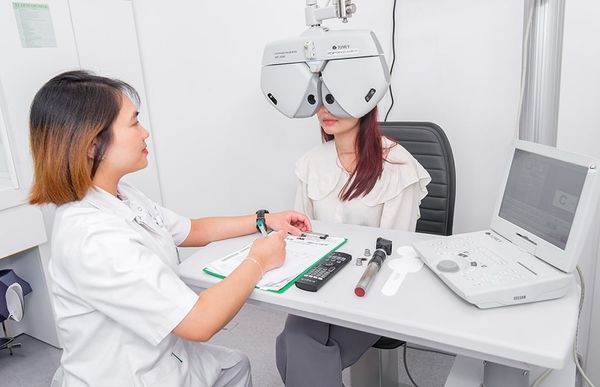 Quy định mới nhất về điều kiện bằng cấp đối với nhân sự khúc xạ mắt