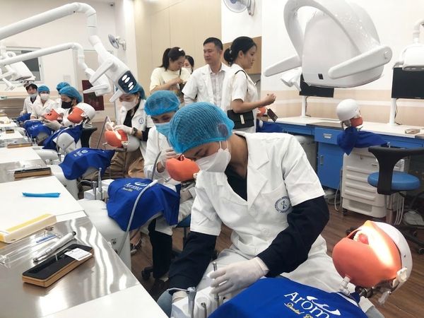 Học Điều dưỡng Nha khoa ra làm gì? Tiềm năng thu nhập năm 2026