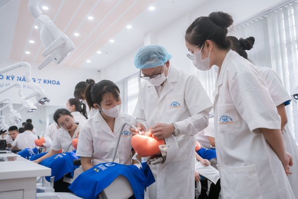 Học Phục hình răng tại Y khoa VN: Thực hành là cốt lõi