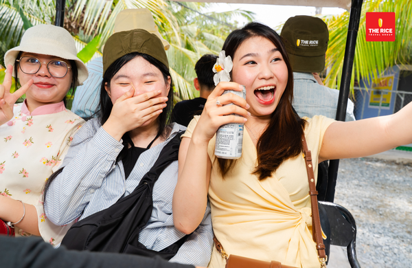 When booking a tour with a travel company, tourists will have a pre-planned itinerary, so they just have to enjoy the trip