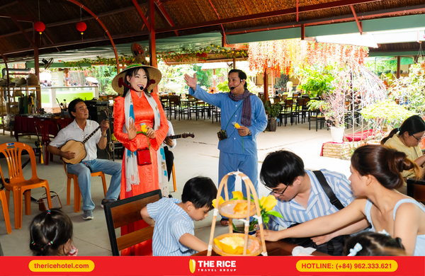 Tourists can listen to traditional folk music while learning about the cultural aspects of this art form.