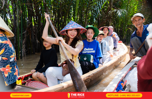 The canals, shaded by cool coconut trees, are a favorite among tourists.
