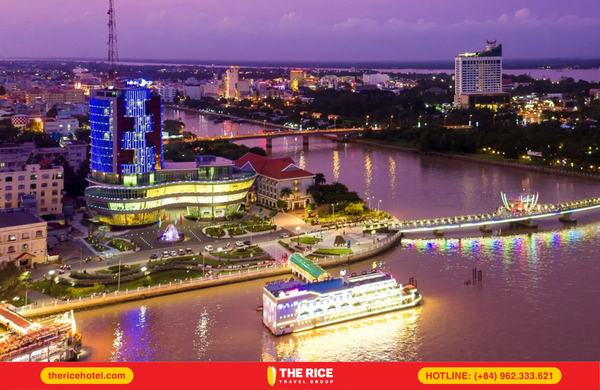 Bến Ninh Kiều về đêm