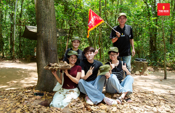 Experienced tour guide with excellent English communication skills.