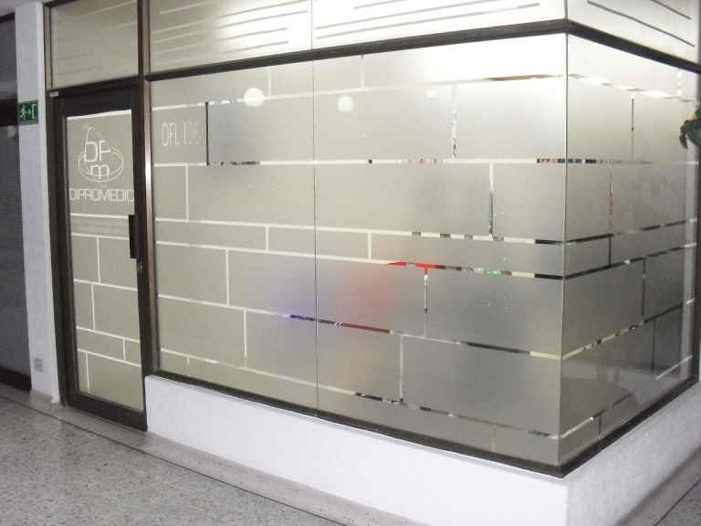 Decal dán kính mờ xu hướng thiết kế thời đại mới