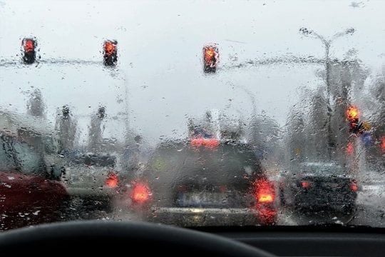 kính xe bị mờ bên ngoài