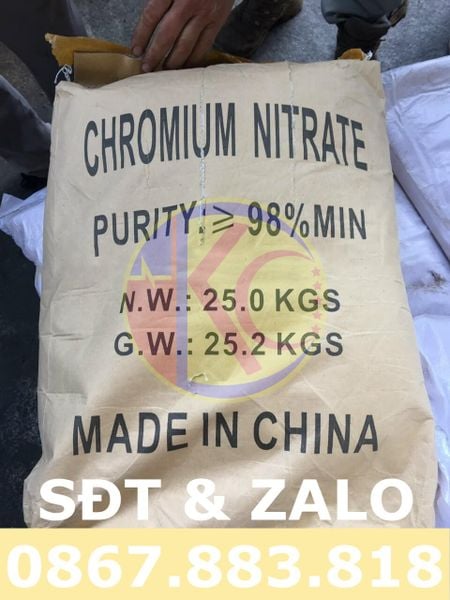 Chromium Nitrate hydrat dạng tinh thể màu tím