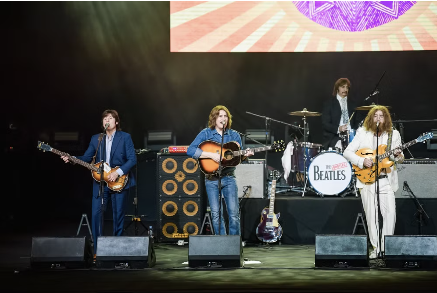 Khán giả nhảy và hát say sưa cùng The Bootleg Beatles