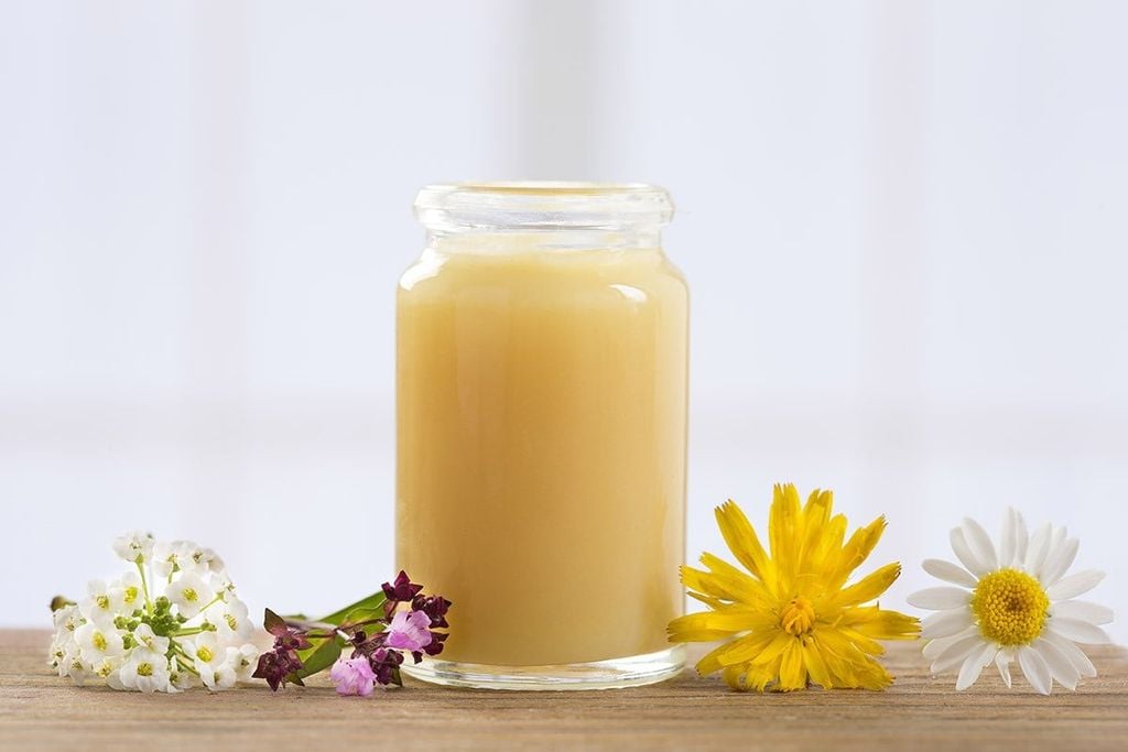 Sữa ong chúa - Bí quyết trẻ đẹp vượt thời gian