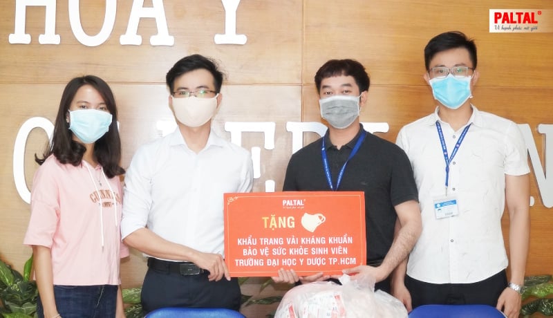 PALTAL TIẾP TỤC HÀNH TRÌNH CHUNG TAY VÌ SỨC KHỎE CỘNG ĐỒNG TRONG MÙA DỊCH COVID-19 - TẶNG KHẨU TRANG VẢI KHÁNG KHUẨN CHO SV KHOA Y DƯỢC TRƯỜNG ĐH Y DƯỢC TP.HCM