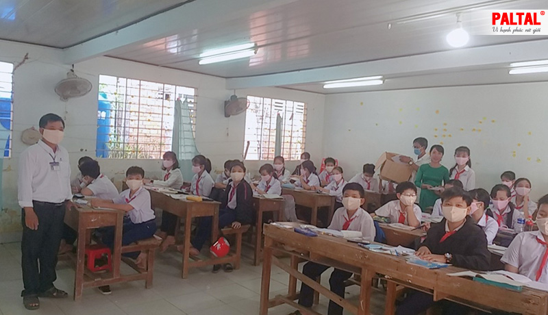 PALTAL Dành Tặng Hơn 1300 Chiếc Khẩu Trang Vải Kháng Khuẩn Cho Học Sinh Và Thầy Cô Trường THCS Thạnh Ngãi - Bến Tre