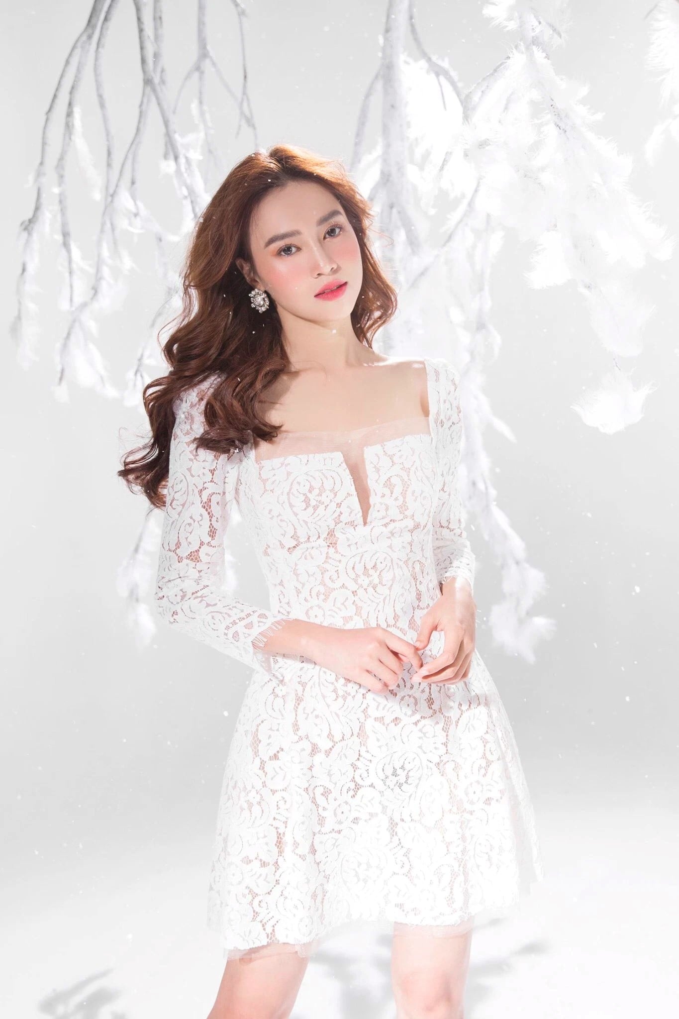 Những mẫu váy đầm ren đẹp giúp bạn trở nên sang trọng và trẻ trung