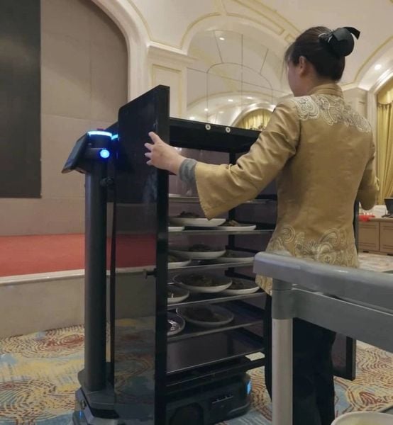 7 ứng dụng robot trong nhà hàng, từ đón khách đến thu dọn bàn