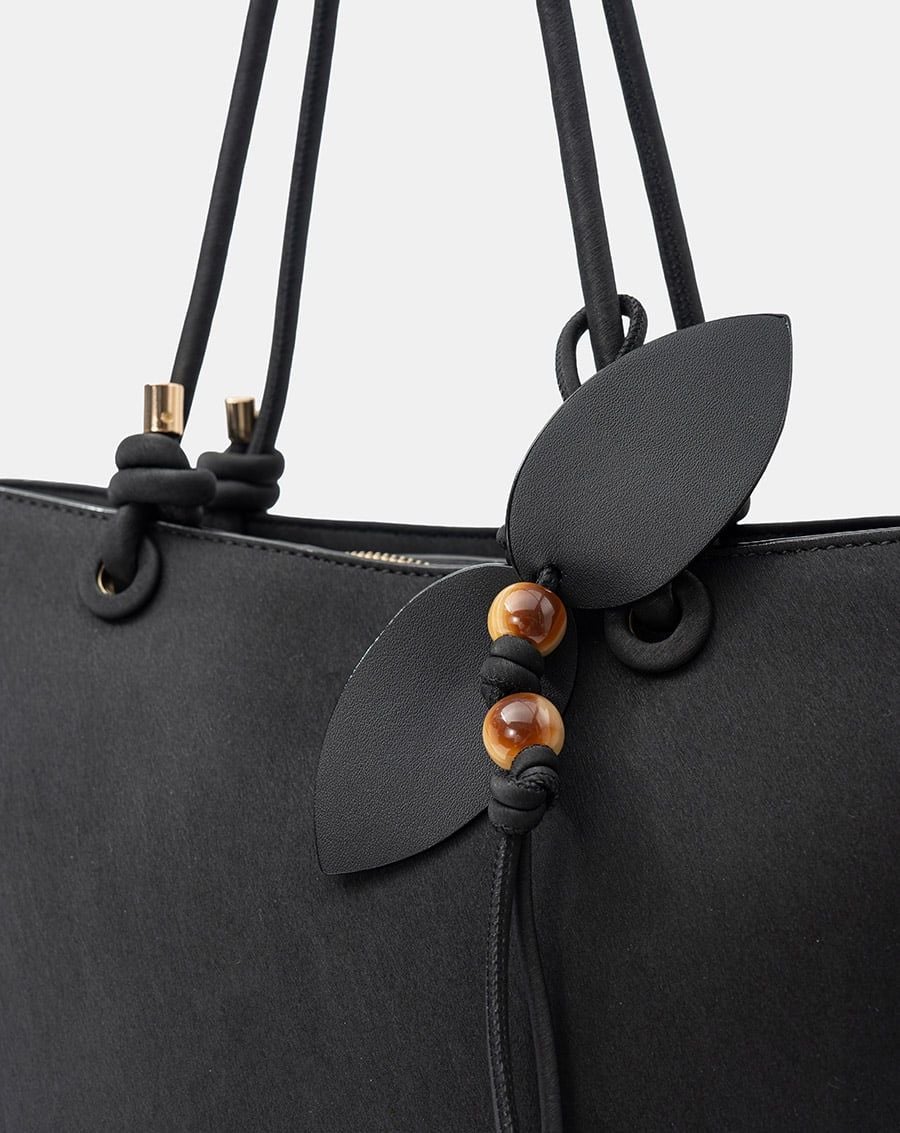  Túi Xách Lớn Phối Charm Trang Trí 