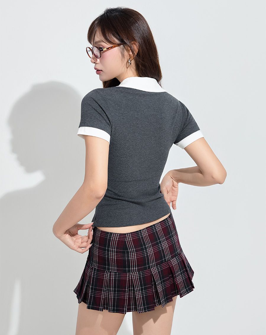  Áo thun phối màu cổ đính cườm 