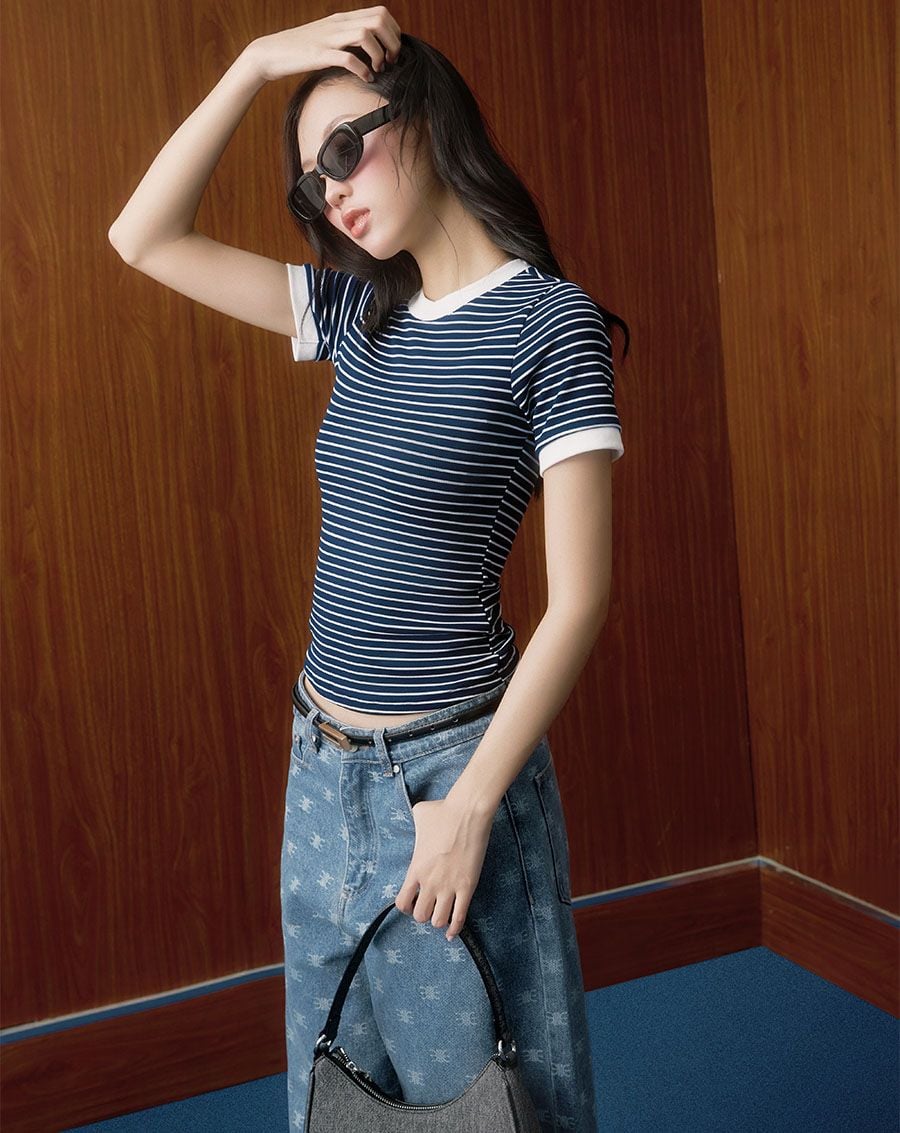  Áo thun ôm cổ tròn sọc ngang 