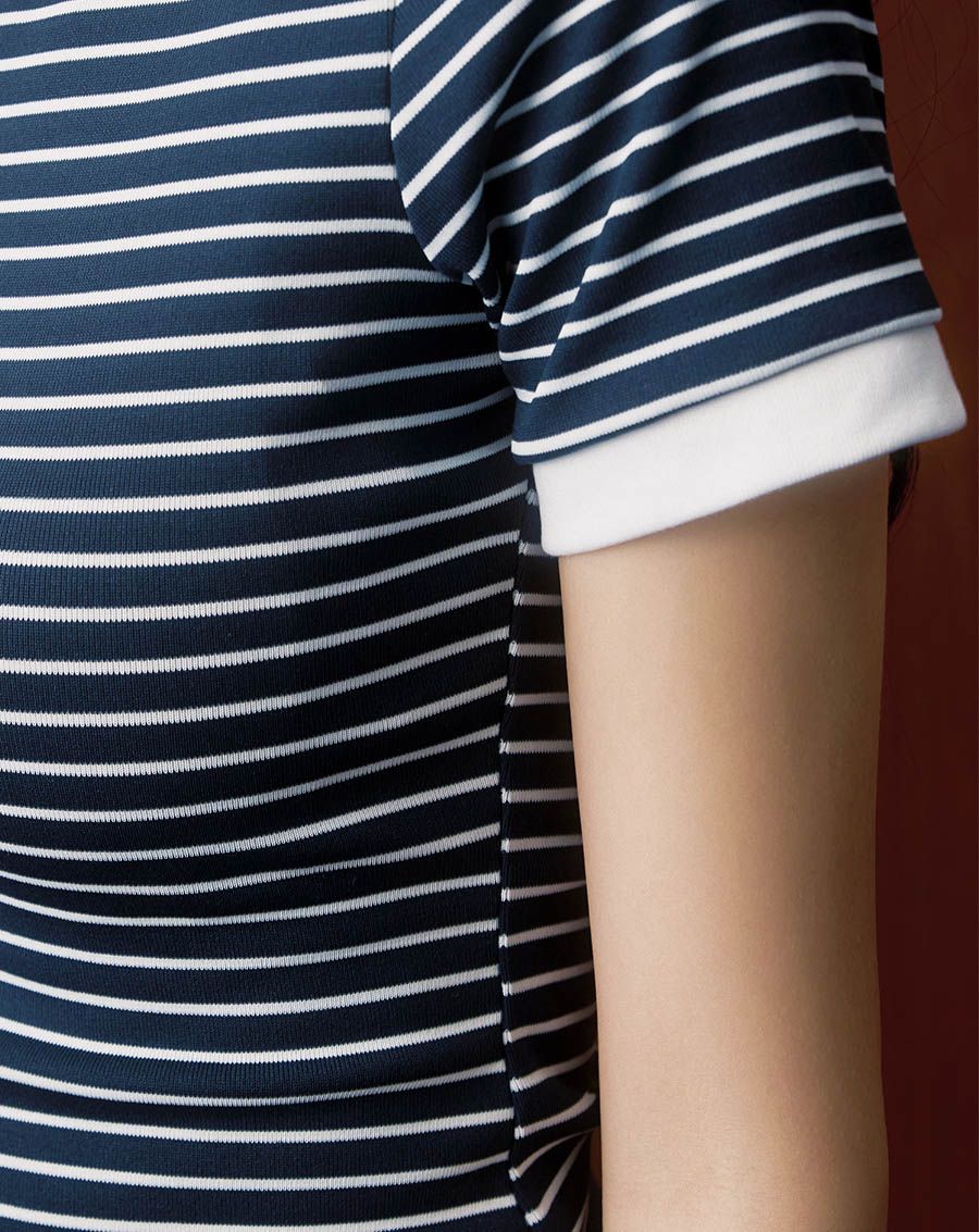  Áo thun ôm cổ tròn sọc ngang 