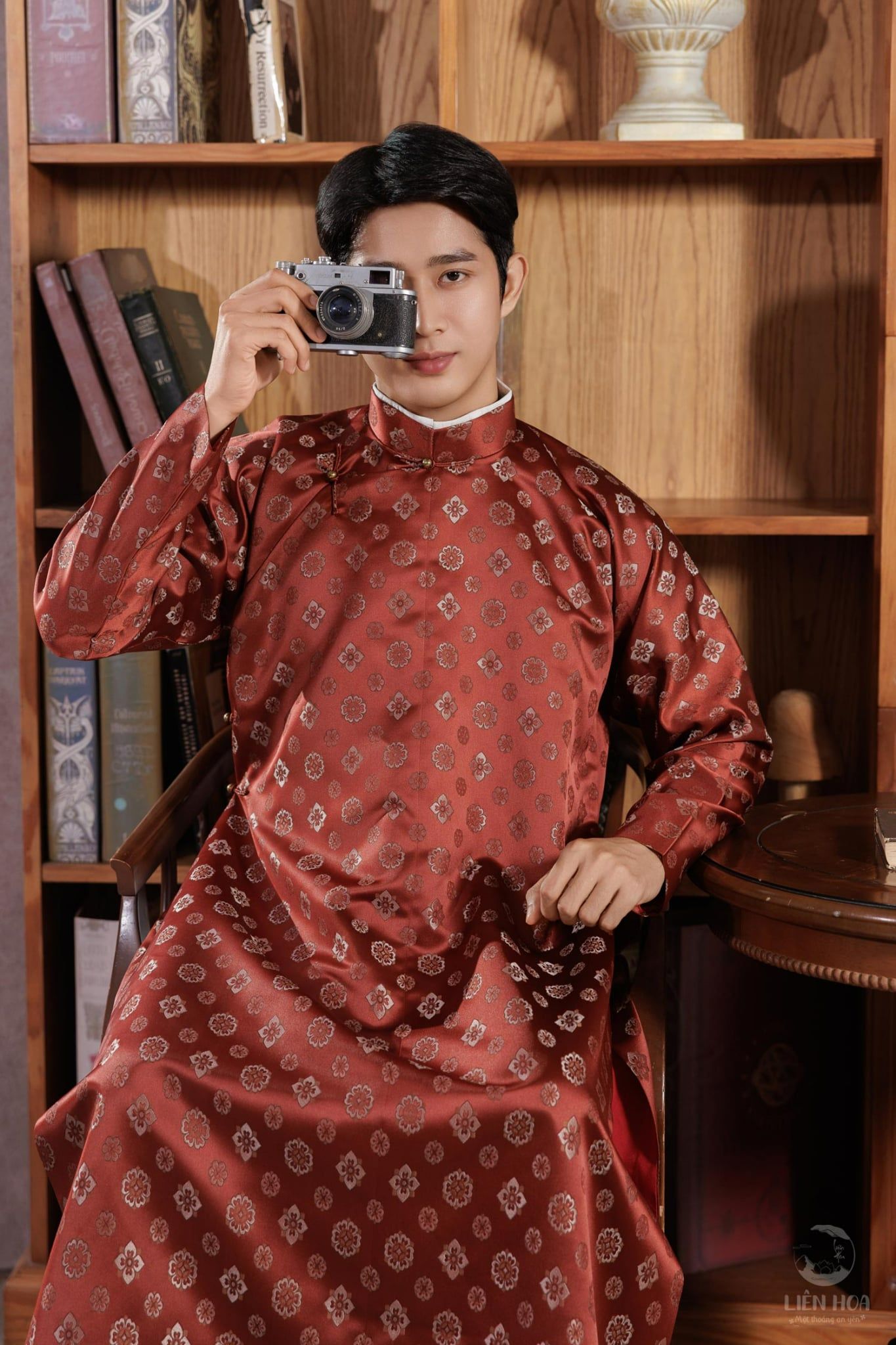  Áo ngũ thân Hồng Văn (nam) 