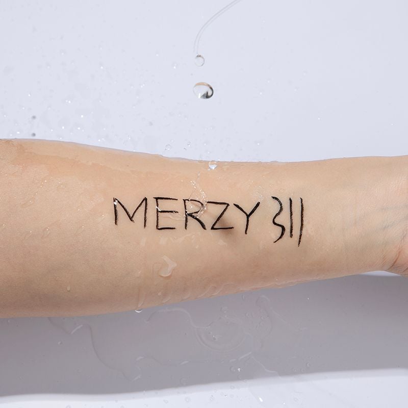 Bút Kẻ Mắt Merzy Siêu Mảnh, Bền Màu, Lâu Trôi The First Slim Pen Eyeliner 0.45g
