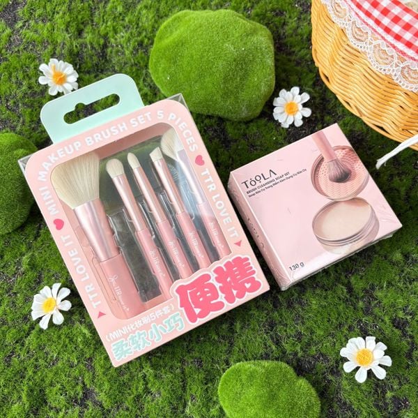  Combo Tiện Lợi:  Soap Rửa Cọ Trang Điểm TOOLA Kèm Dụng Cụ Rửa Cọ + Pack 5 Cọ Trang Điểm Chuyên Dụng TTR Makeup Brush 