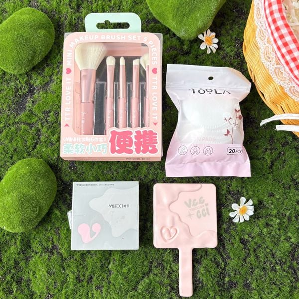  Combo Tiện Lợi: Phấn Bắt Sáng Và Tạo Khối VEECCI + Gương Trang Điểm Cầm Tay VEECCI + Pack 5 Cọ Trang Điểm Chuyên Dụng TTR Makeup Brush + Bông Tẩy Trang Mềm Mịn TOOLA 