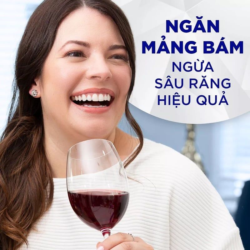 Kem Đánh Răng Crest Trắng Sáng Vượt Trội, Sạch Sâu, Thơm Lâu 3D White Brilliance Toothpaste 130g