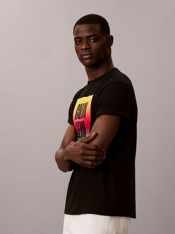 Calvin Klein - Áo Thun Tay Ngắn Nam Relaxed Pride Logo T-Shirt