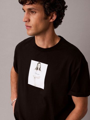 Calvin Klein - Áo Thun Tay Ngắn Nam Kate Moss Obsession Graphic Relaxed T-Shirt