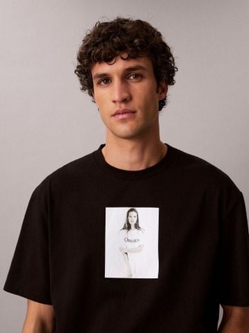 Calvin Klein - Áo Thun Tay Ngắn Nam Kate Moss Obsession Graphic Relaxed T-Shirt