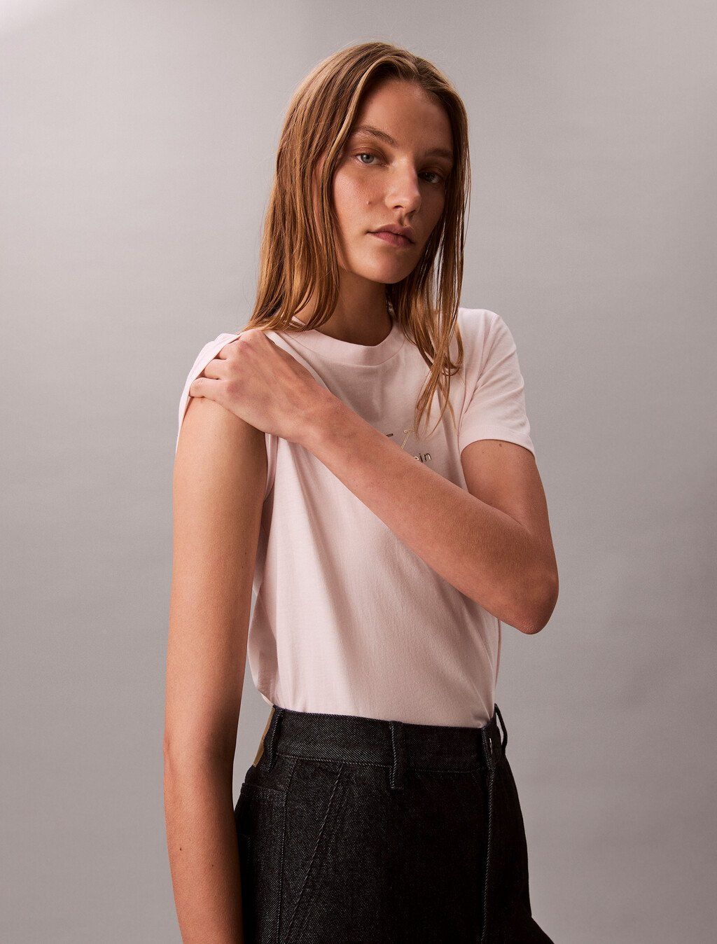 Calvin Klein - Áo thun thời trang nữ Glossy Metallic Logo T-shirt